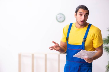 Genç erkek marangoz içeride çalışıyor.