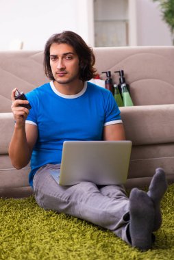 Genç adam internet üzerinden kozmetik satıyor