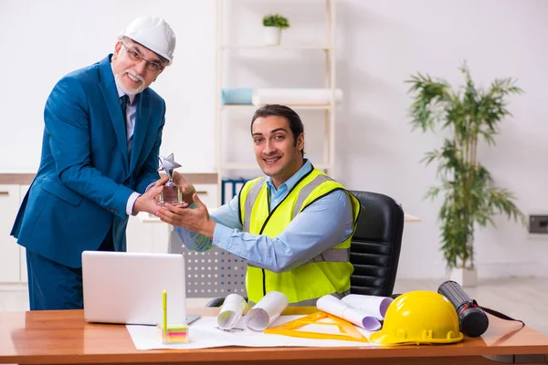 Két férfi építész dolgozik az irodában. — Stock Fotó