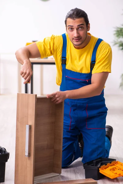 Νεαρός ξυλουργός που εργάζεται σε εσωτερικούς χώρους — Φωτογραφία Αρχείου