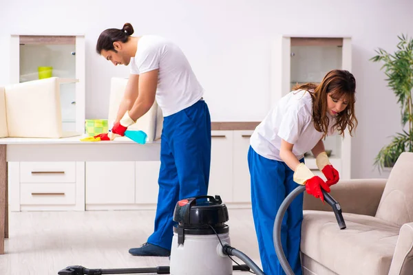 Jovem casal fazendo tarefas domésticas em casa — Fotografia de Stock