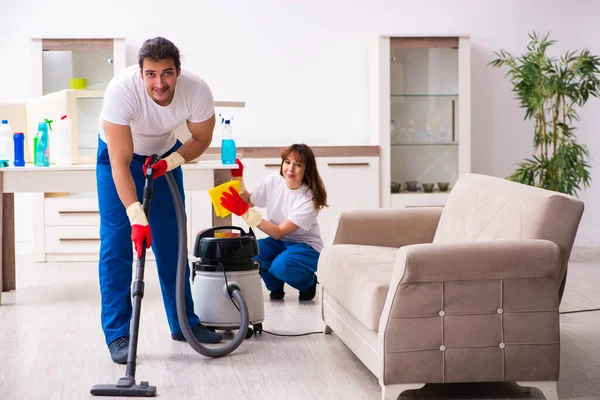 Pasangan muda melakukan pekerjaan rumah tangga di rumah — Stok Foto