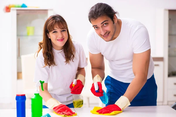 Jong paar doet huishoudelijk werk thuis — Stockfoto