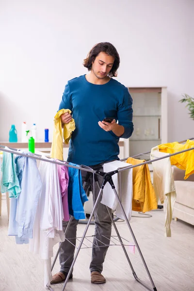 Junger Mann Ehemann bügelt Kleidung zu Hause — Stockfoto