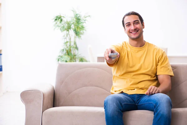 Giovane uomo guardando la tv a casa — Foto Stock