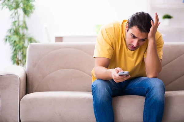 Giovane uomo guardando la tv a casa — Foto Stock