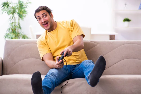 Junger Mann spielt Joystick-Spiele zu Hause — Stockfoto