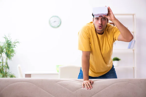 Joven con gafas de realidad virtual en casa — Foto de Stock