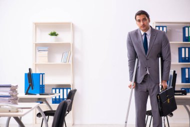 Ofiste bacağı yaralı bir çalışan var.