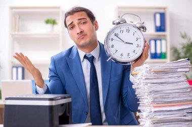 Kopyalama makinesinde çalışan genç bir erkek.