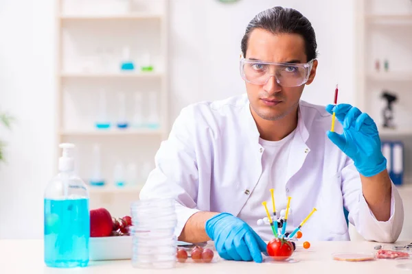 Joven experto en nutrición masculina probando productos alimenticios en laboratorio — Foto de Stock