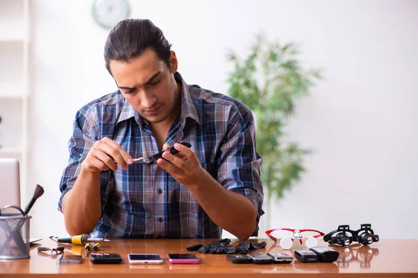 Young male technician repairing mobile phone — Stock Photo, Image