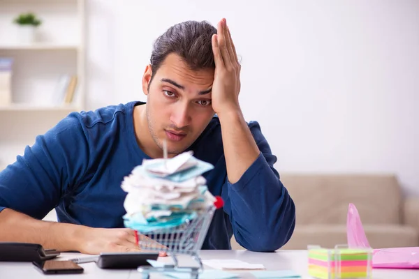 Junger Mann im Haushaltssicherungskonzept — Stockfoto