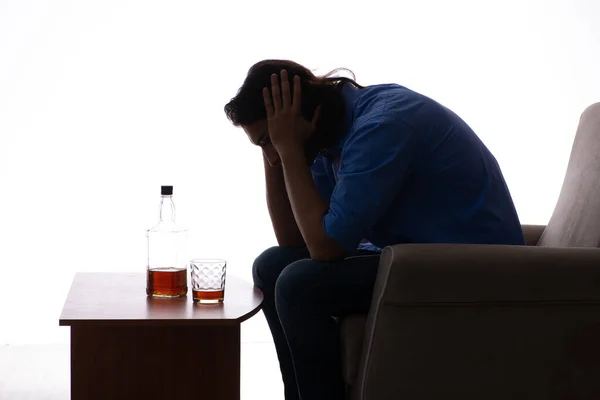 Joven que sufre de alcoholismo — Foto de Stock