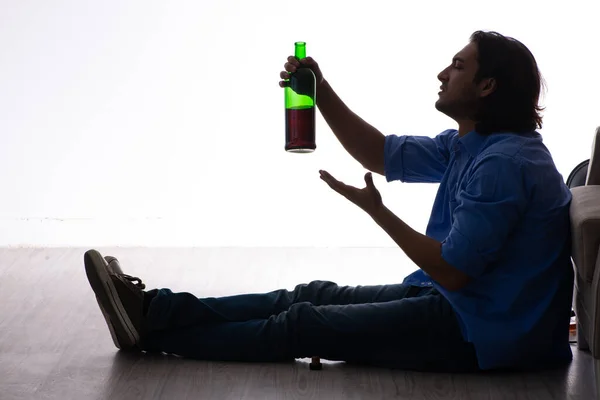 Junger Mann leidet unter Alkoholismus — Stockfoto