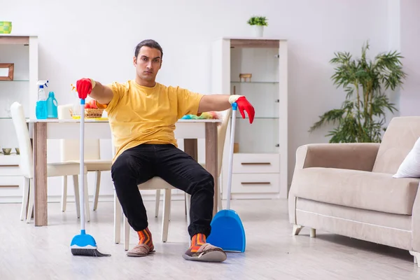 Joven contratista masculino limpiando la casa — Foto de Stock