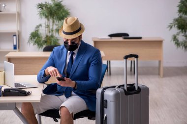 İş adamı salgın sırasında geziye hazırlanıyor