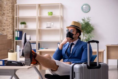 İş adamı salgın sırasında geziye hazırlanıyor