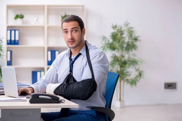 Verletzter männlicher Mitarbeiter nach Unfall am Arbeitsplatz — Stockfoto