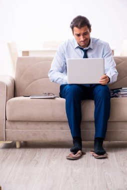 Evden çalışan genç bir erkek.