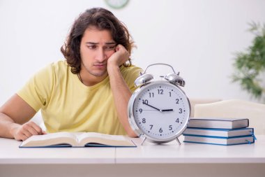 Evde sınava hazırlanan genç bir erkek öğrenci.