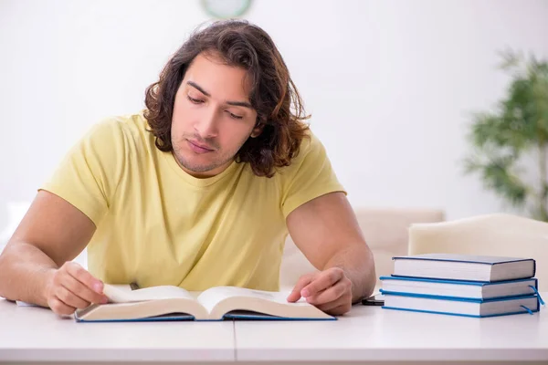 Jovem estudante do sexo masculino se preparando para exames em casa — Fotografia de Stock