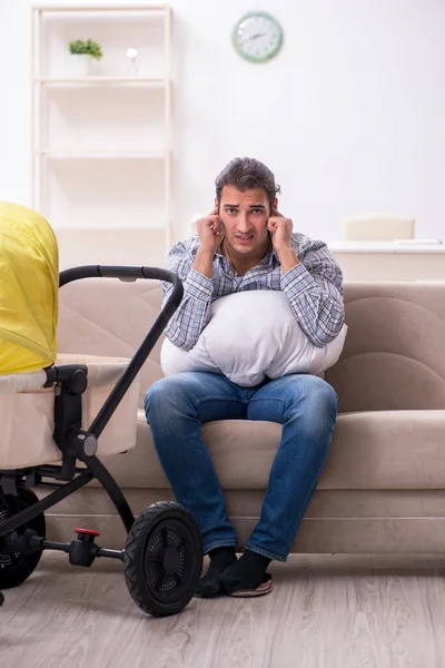 Pai jovem cuidando do bebê recém-nascido em casa — Fotografia de Stock