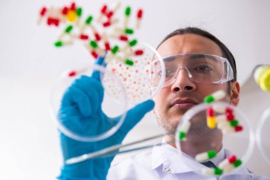 Laboratuvarda çalışan genç bir eczacı.