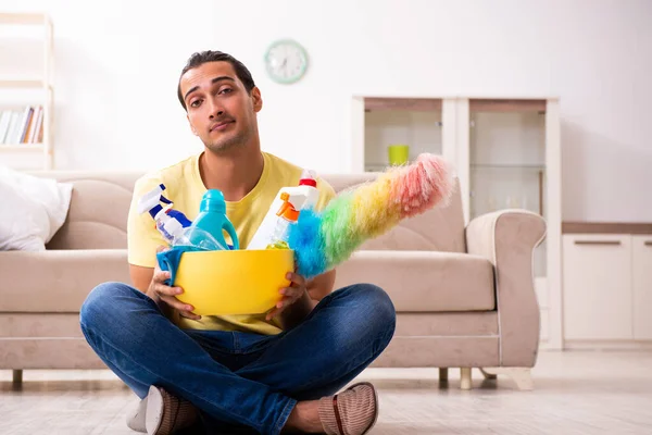 Fiatal férfi vállalkozó csinál házimunkát otthon — Stock Fotó
