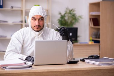 Kendini karantinada tutan bir ofis çalışanı.