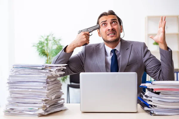 Junge männliche Mitarbeiter unzufrieden mit exzessiver Arbeit — Stockfoto