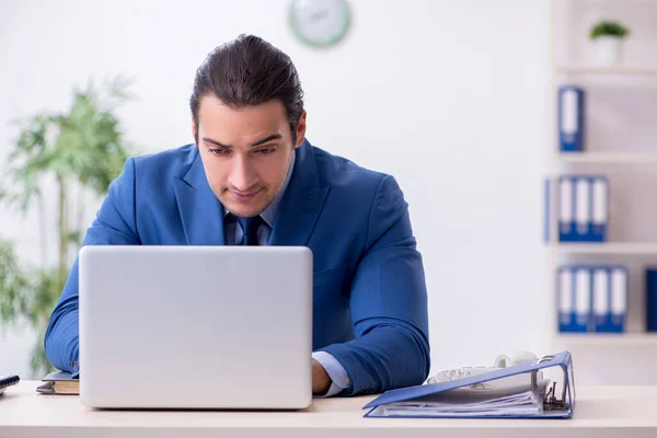 Jonge mannelijke werknemer op kantoor — Stockfoto