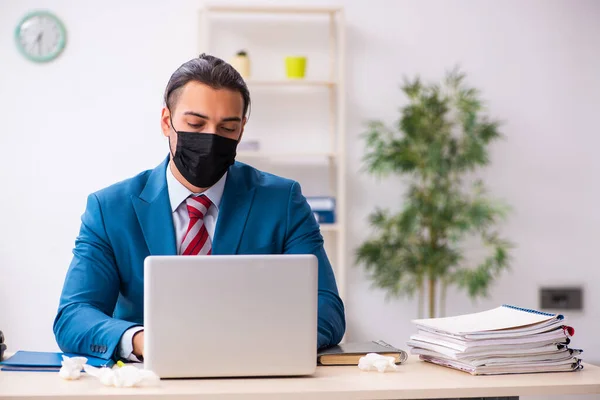 Homem doente empregado sofrendo no local de trabalho de coronavírus — Fotografia de Stock