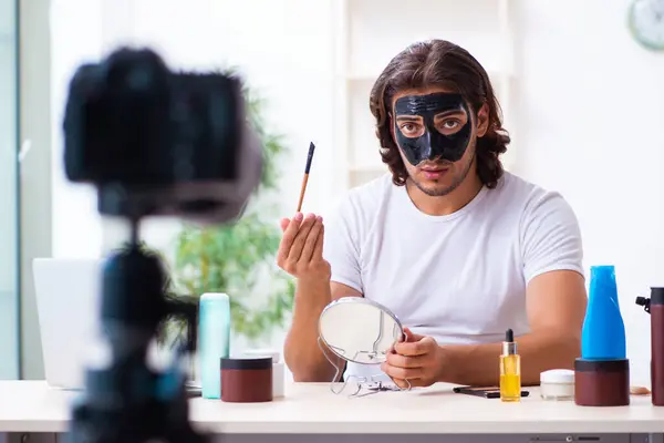 Junge männliche Kosmetikerin nimmt Video für seinen Blog auf — Stockfoto