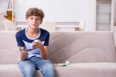 Sorunlu genç çocuk intiharı düşünüyor.