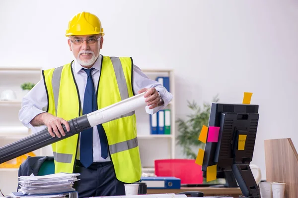 Gammal manlig arkitekt som arbetar på kontoret — Stockfoto