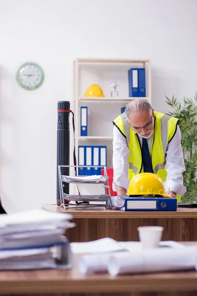 Velho arquiteto masculino trabalhando no escritório — Fotografia de Stock