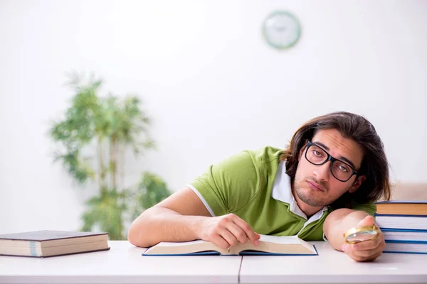 Jovem estudante do sexo masculino se preparando para exames em casa — Fotografia de Stock