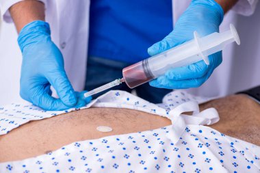 Yaşlı adam genç erkek stajyer doktoru ziyaret ediyor.