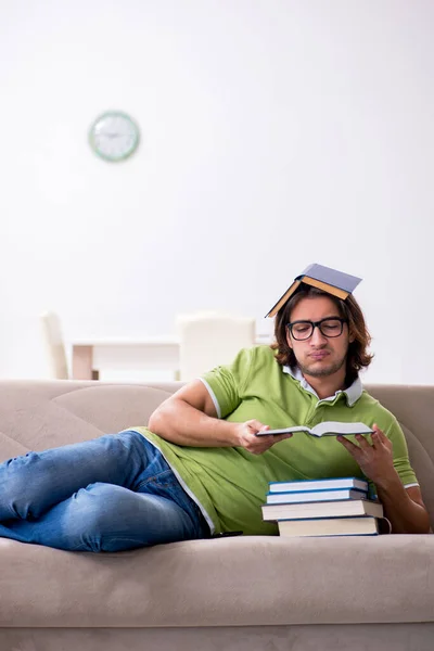 Joven estudiante masculino preparándose para los exámenes en casa — Foto de Stock