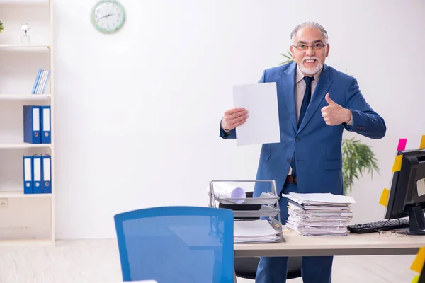 Alte männliche Angestellte und zu viel Arbeit im Büro — Stockfoto