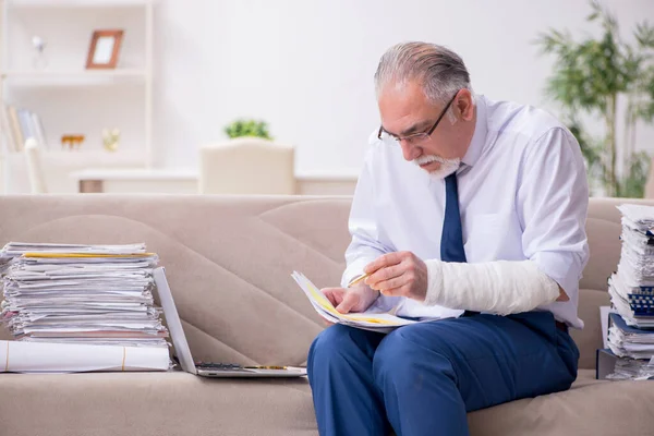 Åldrad affärsman anställd som arbetar hemifrån — Stockfoto