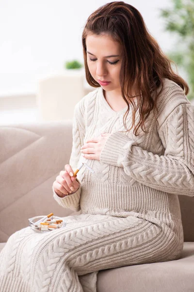 Muž a těhotná žena v antismoking konceptu — Stock fotografie