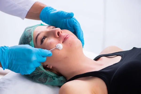 Mujer joven visitando dermatólogo médico masculino — Foto de Stock