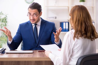 İş adamıyla iş kadını arasındaki iş görüşmesi