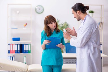 Hastanede çalışan iki doktor.