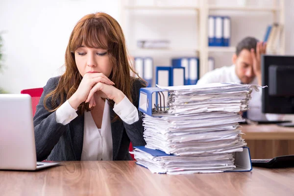 Deux employés travaillant dans le bureau — Photo