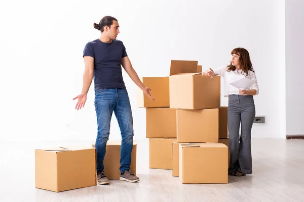 Молодая пара и много коробок в концепции развода — стоковое фото