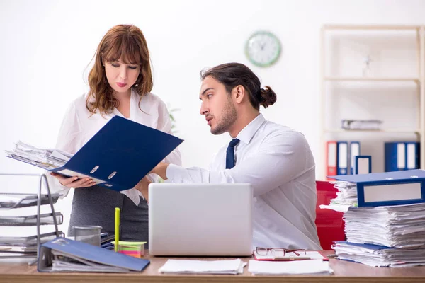 Two employees working in the office — Stock Photo, Image