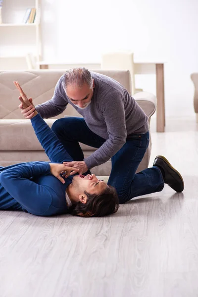 Abuelo y nieto en concepto de primeros auxilios — Foto de Stock